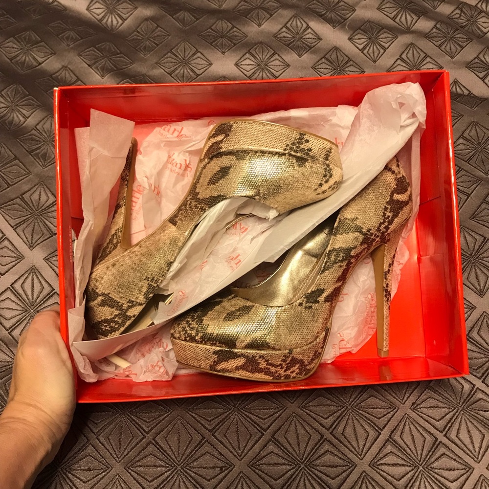 Charles David gold snake truffle pumps. Size 7.5
